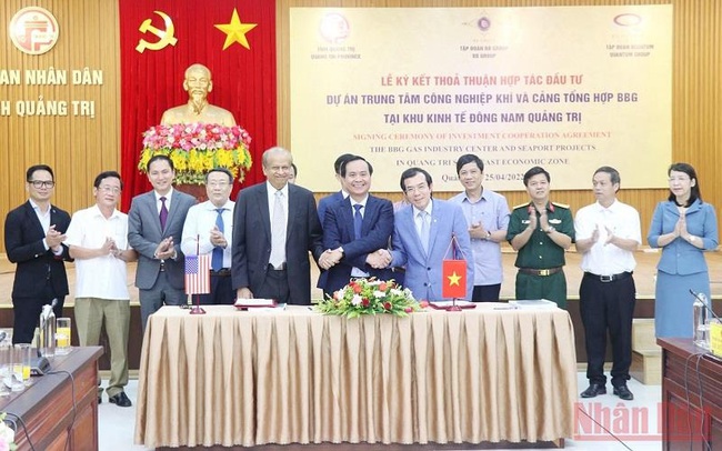 The People's Committee of Quang Tri Province, BBG Group Vietnam and US Quantum Corporation sign a cooperation agreement on April 25.