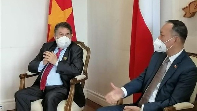Vietnamese Ambassador to Chile Pham Truong Giang (ight) meets with Regional Governor Luis Cuvertino during his visit to Los Rios. (Photo: VNA)