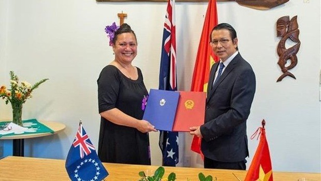 Vietnamese Ambassador to New Zealand Nguyen Van Trung (R) and Elizabeth Wright-Koteka, Cook Islands High Commissioner to New Zealand (Photo: VNA)