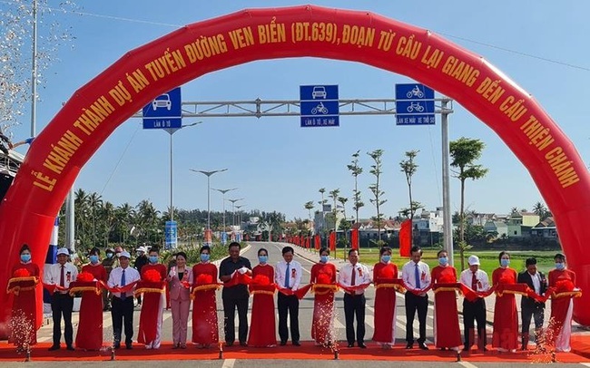 At the inauguration ceremony of the coastal road in Hoai Nhon Town, Binh Dinh Province.