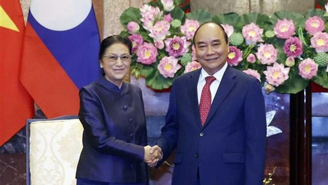 President Nguyen Xuan Phuc (R) shakes hands with Vice President of Laos Pany Yathotou (Photo: VNA)
