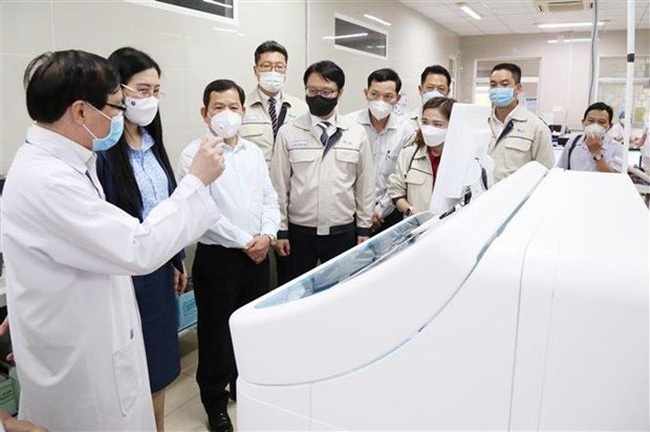 Quang Ngai hospitals receive the medical equipment from the RoK (Photo: VNA)