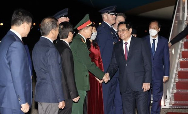 Prime Minister Pham Minh Chinh (right, front) arrived in Washington D.C. on May 11 morning (local time) (Photo: VNA)