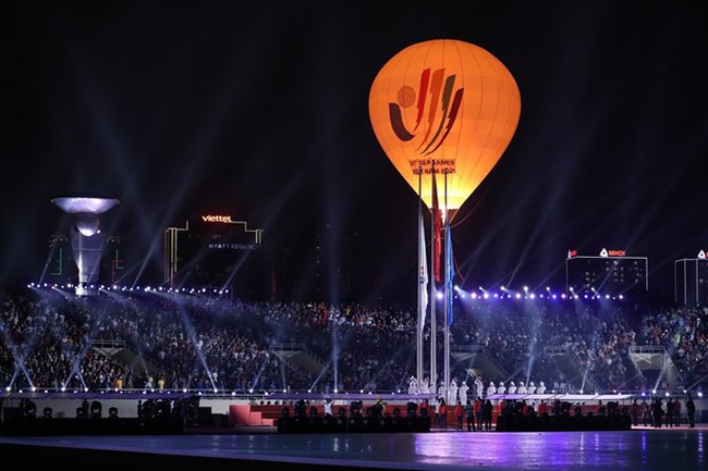 The SEA Games 31 flame shines after Vietnamese runner Quach Thi Lan lit the cauldron at the opening ceremony on May 12 evening. (Photo: VNA)