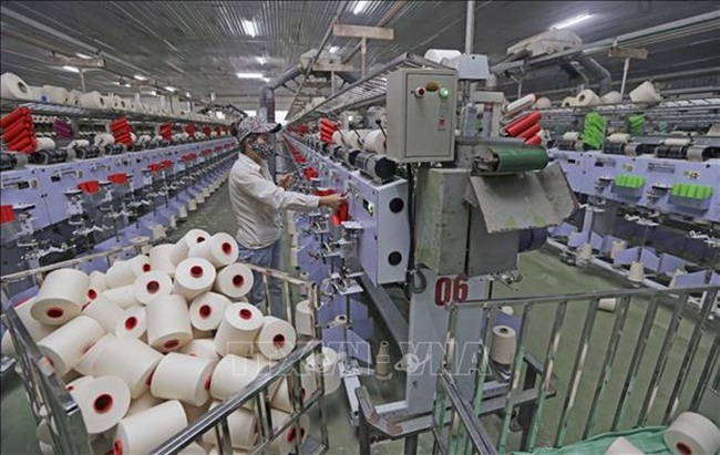 Yarn manufacturing at Ha Nam Textile Company in Phu Ly, the northern province of Ha Nam. (Photo: VNA)