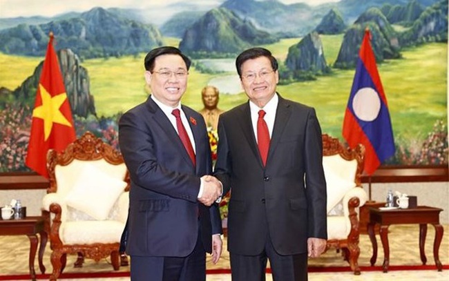 NA Chairman Vuong Dinh Hue (L) and Party General Secretary and President of Laos Thongloun Sisoulith at their meeting in Vientiane on May 16 (Photo: VNA)