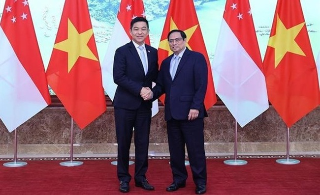 PM Pham Minh Chinh (R) meets with Speaker of Singaporean Parliament Tan Chuan-Jin in Hanoi on May 20 (Photo: VNA)