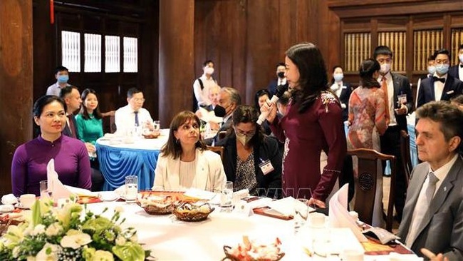 Vice President Vo Thi Anh Xuan hosts tea party for visiting Greek President Katerina Sakellaropoulou (Photo: VNA)