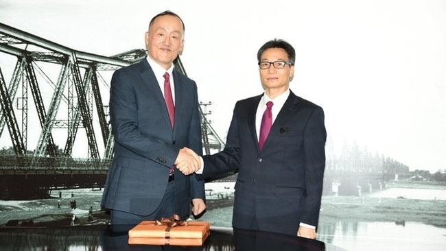Deputy PM Vu Duc Dam (right) and WHO Representative to Vietnam Dr. Kidong Park. (Photo: VGP)