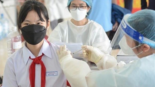 A sixth-grade student gets vaccinated against COVID-19 in Soc Trang province. (Photo: VNA)