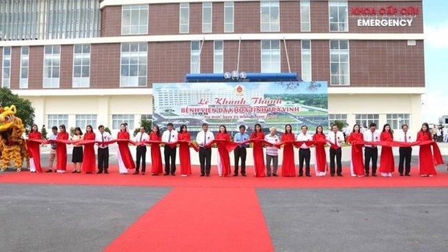 Delegates cut the ribbon to inaugurate the General Hospital of Tra Vinh province on April 24. (Photo: VNA)