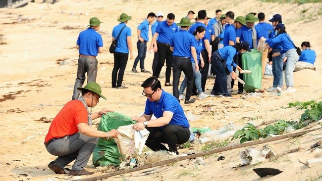 Young people join a beach cleaning campaign. (Photo: VNA)