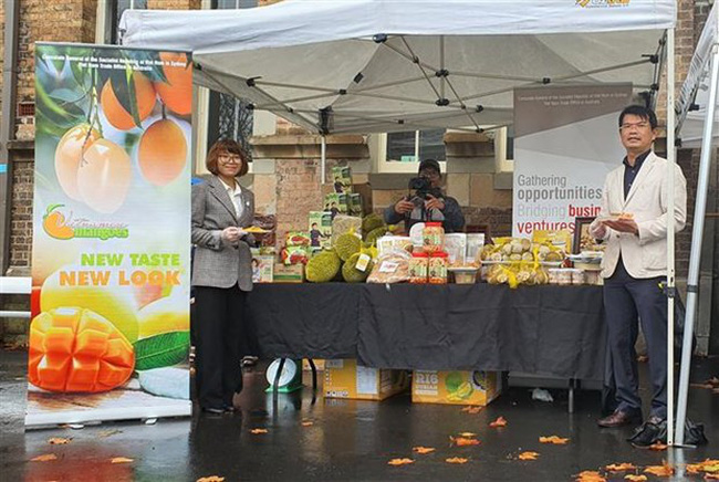 A booth of Vietnam promoting sapodilla fruit in Sydney (Photo: VNA)