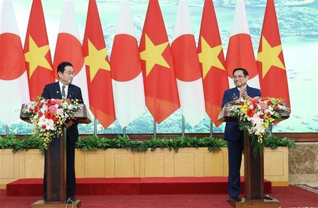Prime Minister Pham Minh Chinh (R) and his Japanese counterpart Kishida Fumio at the joint press conference in Hanoi on May 1 (Photo: VNA)