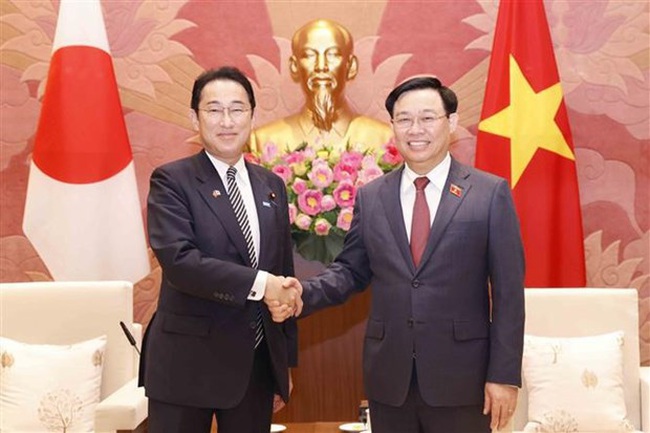 NA Chairman Vuong Dinh Hue (R) and Japanese Prime Minister Kishida Fumio at their meeting in Hanoi on May 1 (Photo: VNA)
