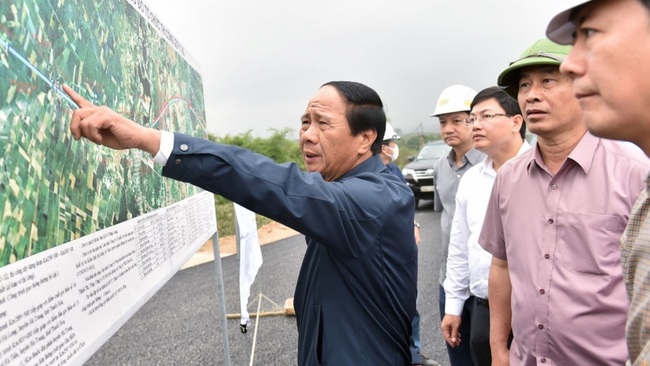 Deputy PM Le Van Thanh inspects a section of the north-south expressway project. (Photo: VOV)
