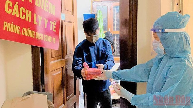 Youth Union members volunteer to support F0 patients at home (Photo: NDO)