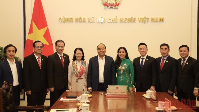 President Nguyen Xuan Phuc and leaders of the Vietnam Red Cross Society