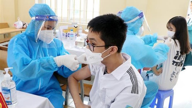 Schoolchildren are vaccinated against COVID-19. (Photo: VNA)