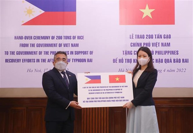 Assistant to the Minister of Foreign Affairs Nguyen Minh Hang (R) symbolically hands over the rice aid  worth nearly 100,000 USD to Philippine Ambassador Meynardo Montealegre on April 1. (Photo: VNA)