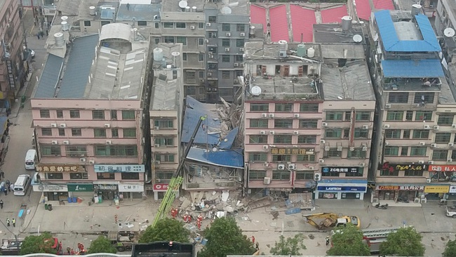 Sụp đổ các công trình là một vấn đề lớn đối với Trung Quốc và toàn thế giới. Hãy cùng xem qua những hình ảnh về những ngôi nhà bị sập đổ do động đất, để hiểu rõ hơn về tình trạng xây dựng và an toàn xây dựng tại Trung Quốc.