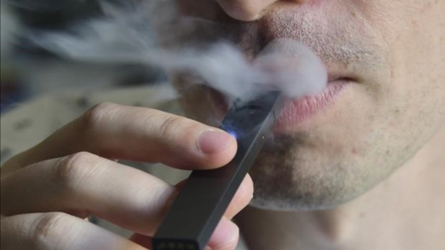 A man smoking e-cigarette (Photo: VNA)