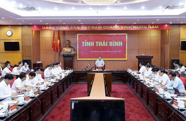 Prime Minister Pham Minh Chinh (standing) addresses the meeting with the Standing Board of the Thai Binh Party Committee on May 8. (Photo: VNA)