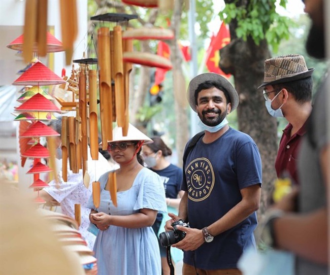 Foreign tourists attend a tourism festival near Hoan Kiem Lake in Hanoi. (Photo: VNA)