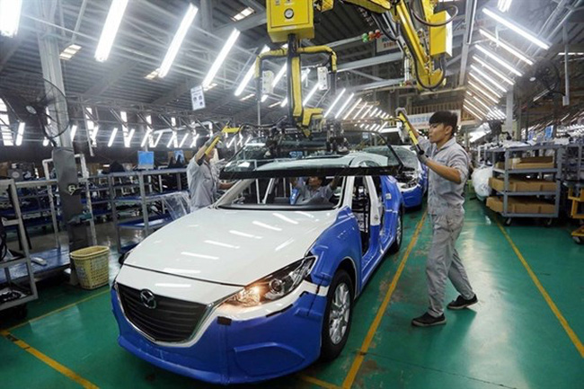 Mazda vehicles are being checked before rolling out of the factory at Truong Hai Automobile JSC in Chu Lai Open Economic Zone, Quang Nam province. Extending the deadline for excise tax payment for domestic cars will help boost local car manufacturers and assemblers. (Photo: VNA)