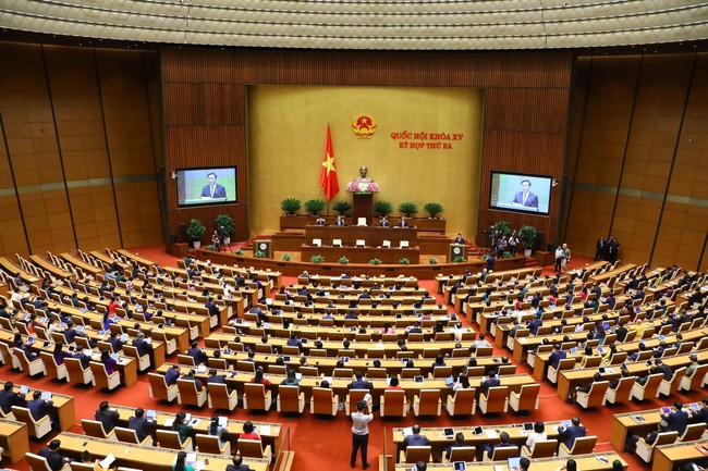 NA Chairman Vuong Dinh Hue addresses the closing session (Photo: VNA)