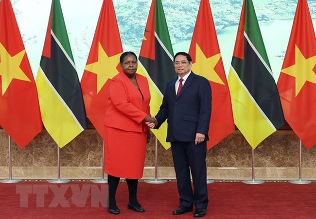 Prime Minister Pham Minh Chinh (right) and President of the Mozambican Assembly Esperanca Laurinda Francisco Nhiuane Bias (Photo: VNA)