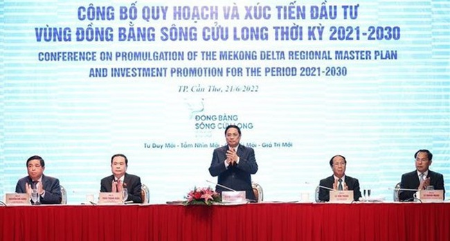 Prime Minister Pham Minh Chinh (C) chairs the conference to announce the Master Plan and  investment promotion programme for the Mekong Delta (Photo: VNA)