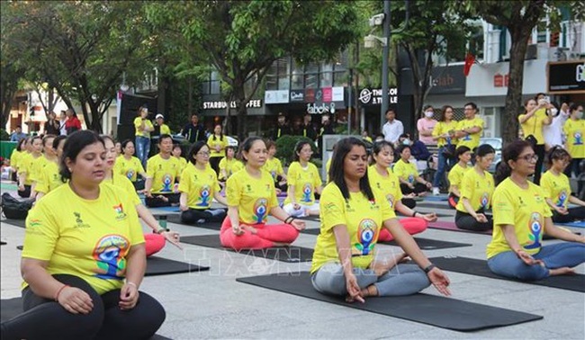 Mass yoga performance in Ho Chi Minh City (Photo: VNA)