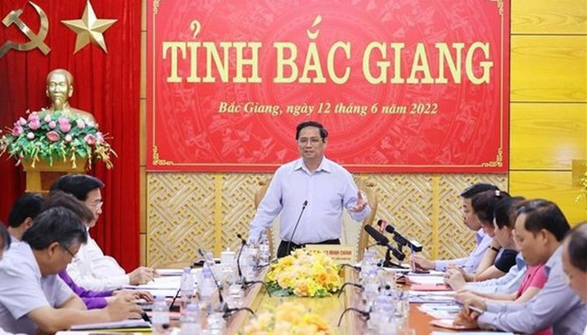 PM Pham Minh Chinh speaks at the working session with Bac Giang officials on June 12. (Photo: VNA)