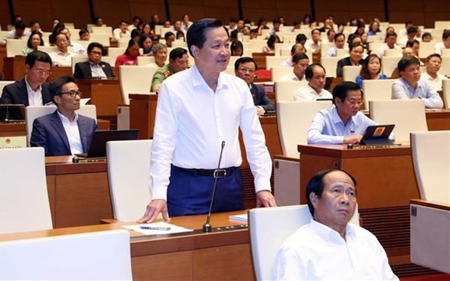 Deputy Prime Minister Le Minh Khai speaks at the NA's third session (Photo: VNA)
