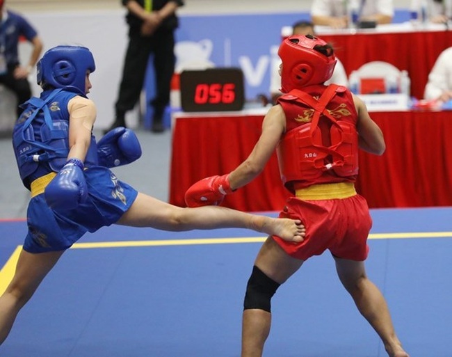 Vietnamese wushu athlete Ngo Thi Phuong Nga (in blue) defeats Rosalina Simanjuntak from Indonesia 2-0 in the finals of the women’s 52kg. (Photo: VNA)