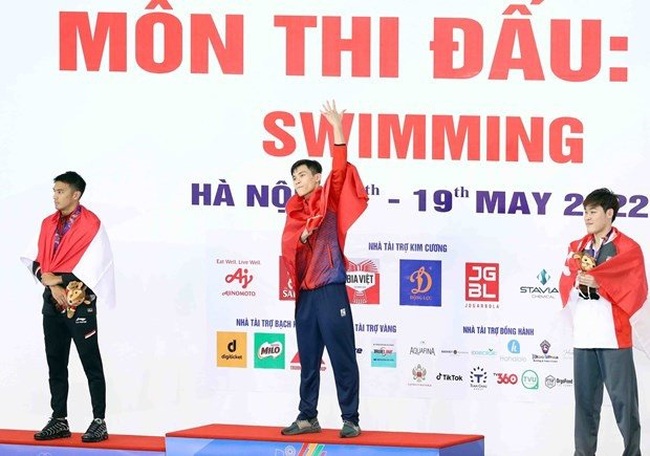 Swimmer Pham Thanh Bao (centre) stands on the podium (Photo: VNA)