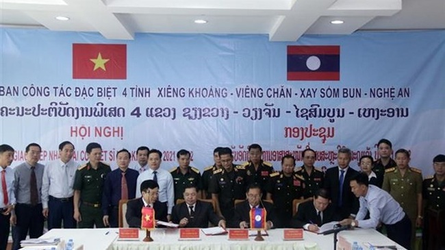 The minutes is signed among the three Lao provinces and Vietnam's Nghe An for the return of 103 sets of remains of fallen Vietnamese soldiers and experts to the home country. (Photo: VNA)