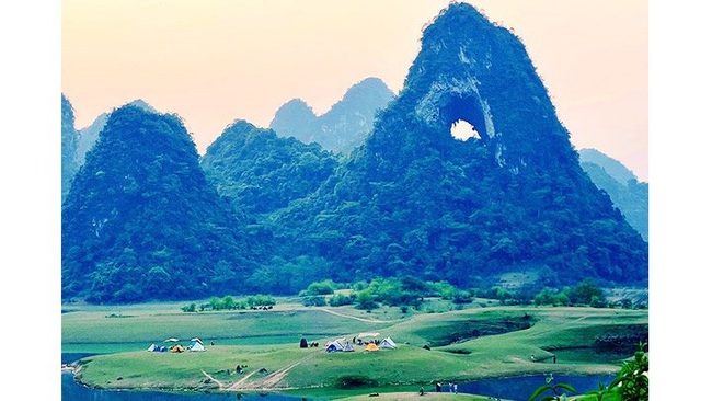 Nui Thung: the angel eye of the mountain in Cao Bang Province (Photo: NDO/Hai Lam)