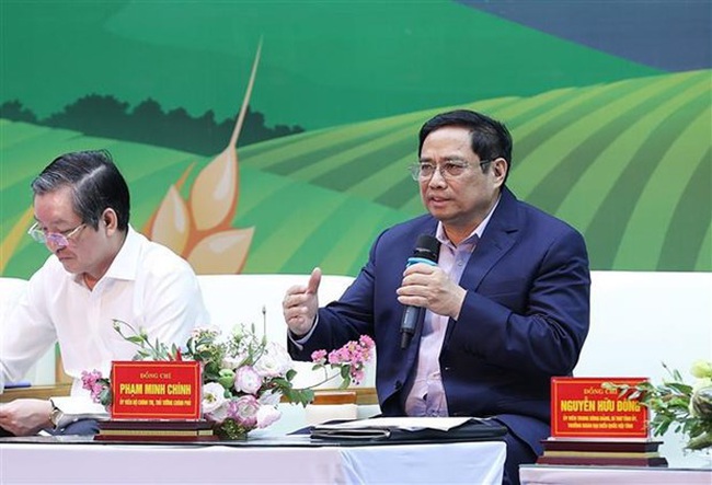 Prime Minister Pham Minh Chinh talks to farmers (Photo: VNA)