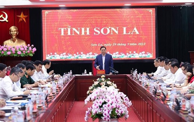 Prime Minister Pham Minh Chinh works with Son La province's leaders (Photo: VNA)