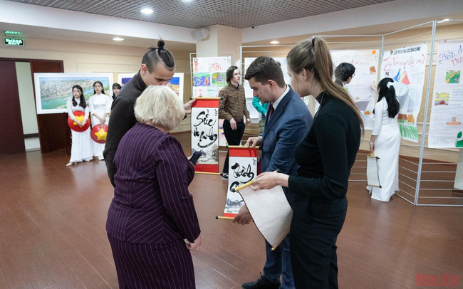 Russian students ask for Vietnamese calligraphy. (Photo: NDO)
