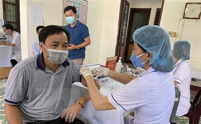 A man receives COVID-19 vaccine in Quang Tri. (Photo: VNA)