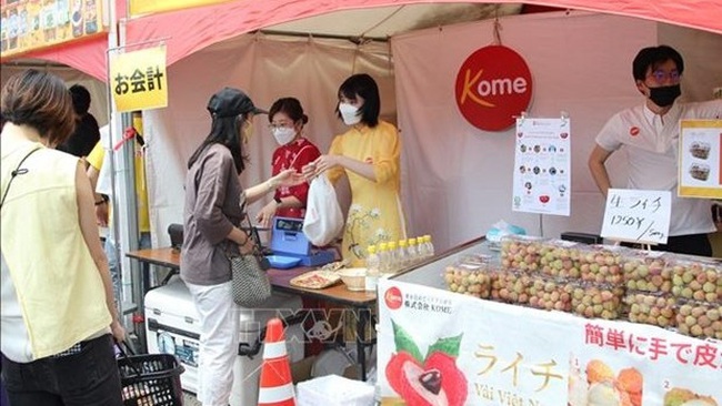 Vietnamese fruits attract attention at the Vietnam Festival in Japan (Photo: VNA)