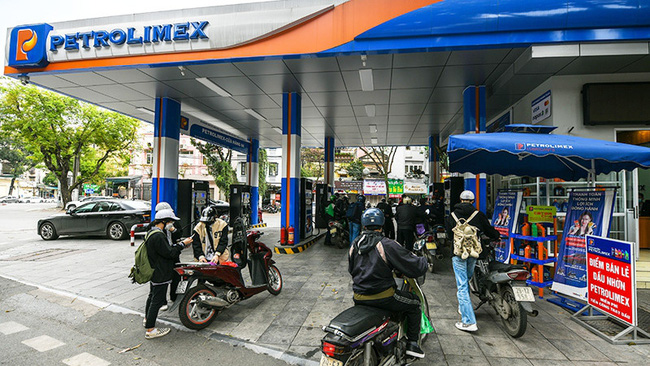 The price of RON95 petrol has exceeded 31,000 VND per litre. (Photo: Thanh Dat)