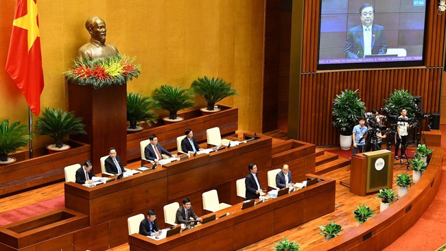 Minister of Agriculture and Rural Development Le Minh Hoan answering questions from National Assembly deputies. (Photo: Linh Khoa)