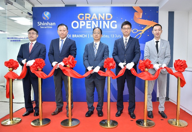 Shinhan Securities Vietnam's representative cut the ribbon to open the first branch office 
in Hanoi and the northern region.