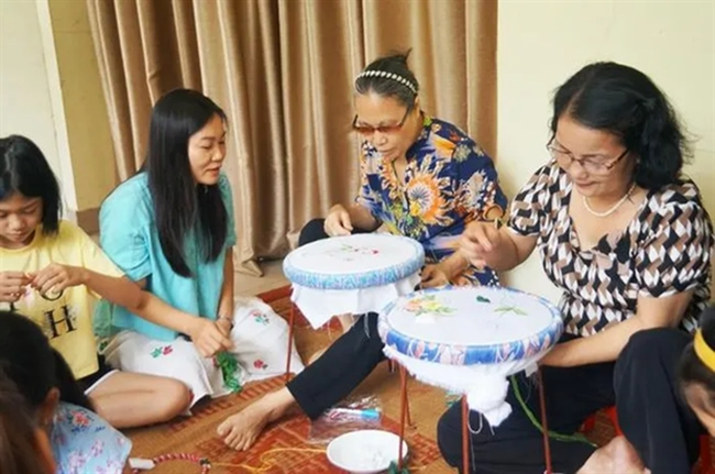 An embroidery class in Tay Mo village, Hanoi. (Photo: baomoi.com)