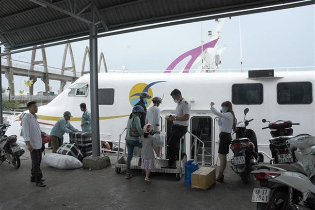 All the tourists stuck on Phu Quoc Island and others off the coast of Kien Giang safely return to land. (Photo: VNA)