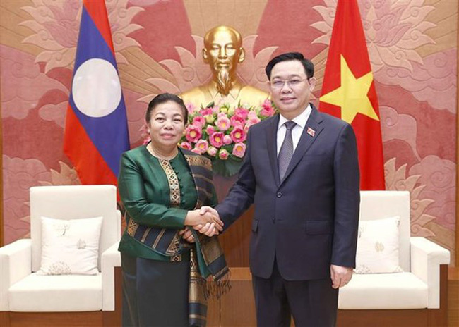 NA Chairman Vuong Dinh Hue (R) and Vice President of the Lao NA Sounthone Xayachack . (Photo: VNA)